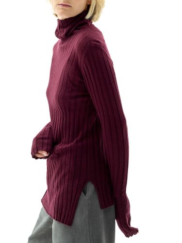 Бордовая водолазка в рубчик