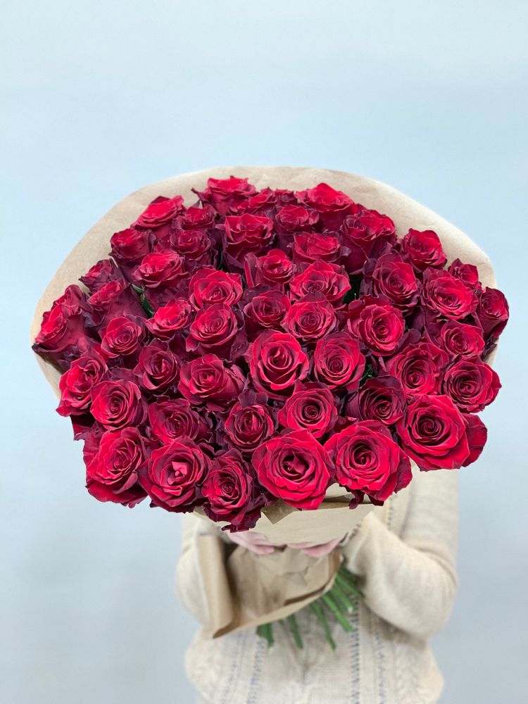 Букет 55 красных роз Эквадор 60см в крафте