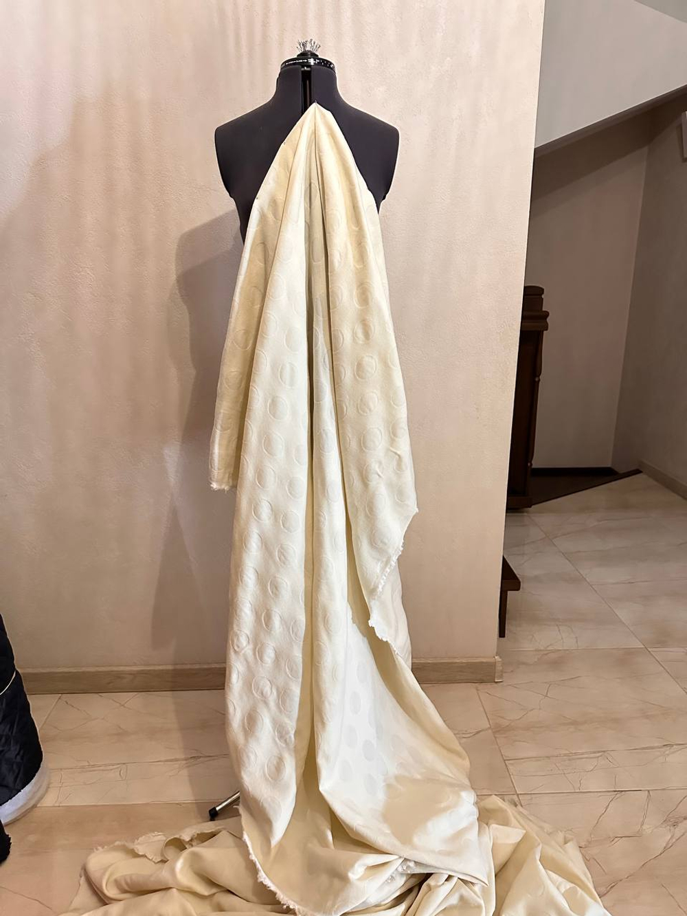 Плательно-костюмный жаккардовый сирсакер с узором (88%шерсть/10%полиамид/2%эластан, Бежевая слоновая кость/крупные круги в тон, 125, 232 гр/м2)