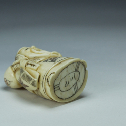 Нэцкэ Фукурокудзю с тыквой горлянкой через плечо