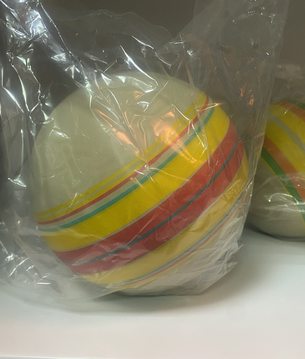 Мяч резиновый из натурального каучука диаметром 20 см.