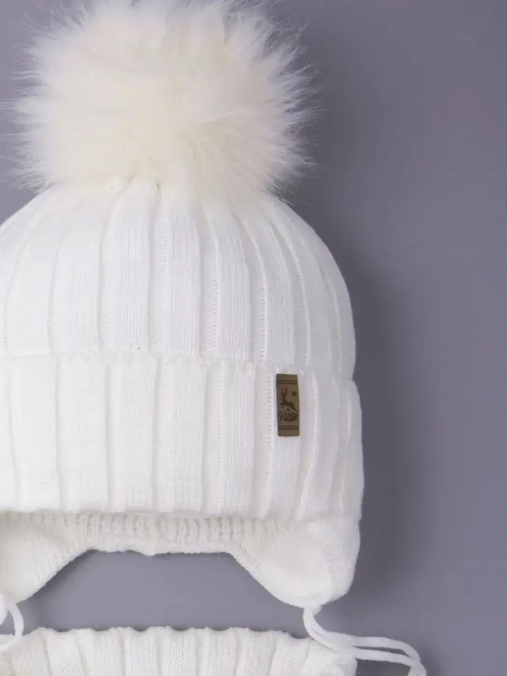 Шапка зимняя для мальчика на завязках и снуд