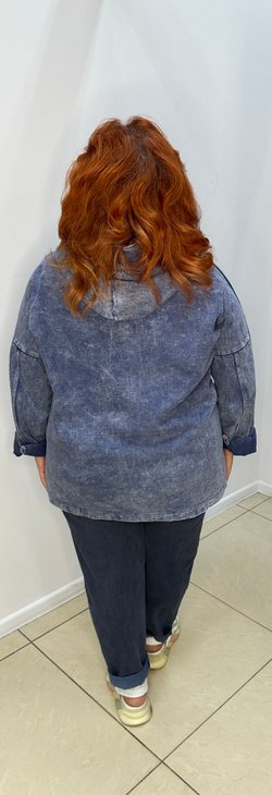 Джинсовый жакет-бомбер со стразовым принтом по лицевой стороне