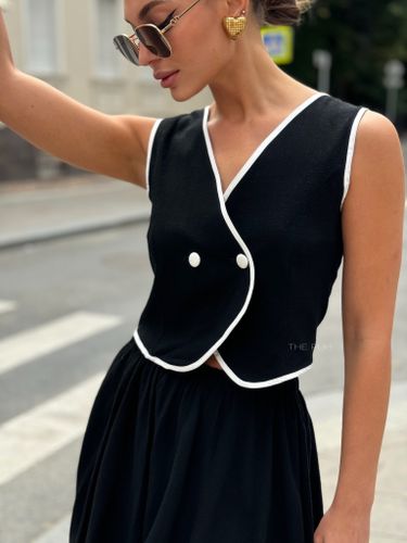 Черный костюм из жилета и юбки