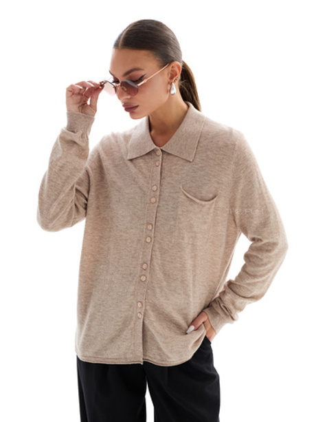Трикотажная бежевая рубашка с нагрудным карманом