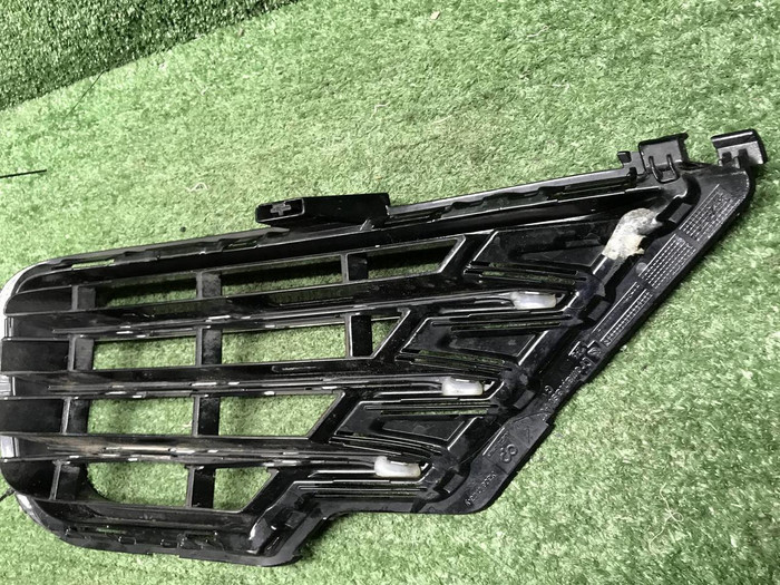 Решетка перед бампера VW Touareg 2 NF 14-18 R-Line