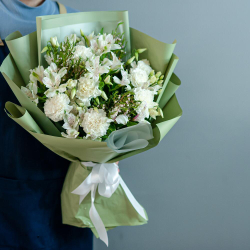 Светлый букет с диантусами и альстромерией