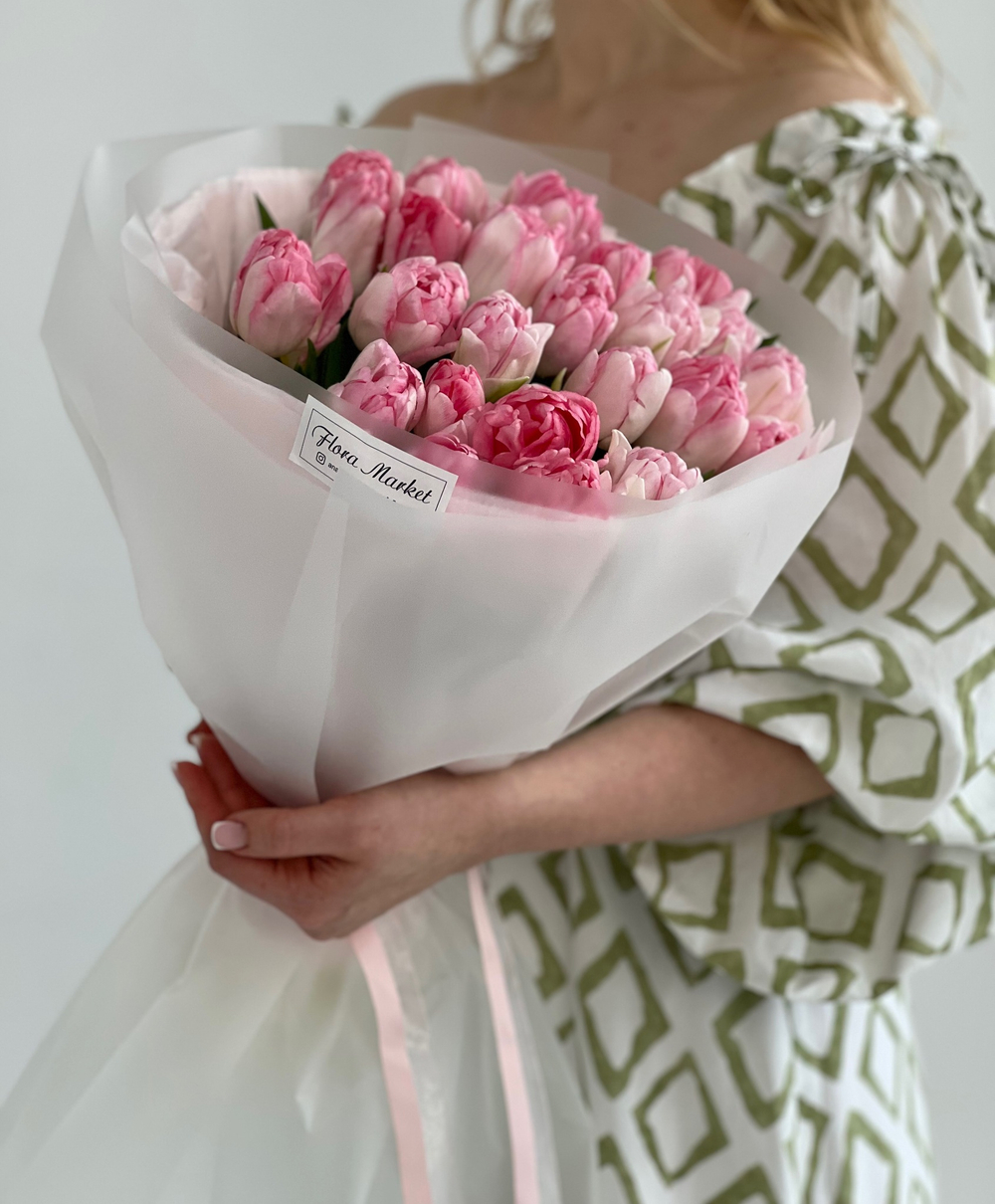Роскошные пионовидные тюльпаны нежно-розового оттенка в авторском оформлении от Флора Маркет