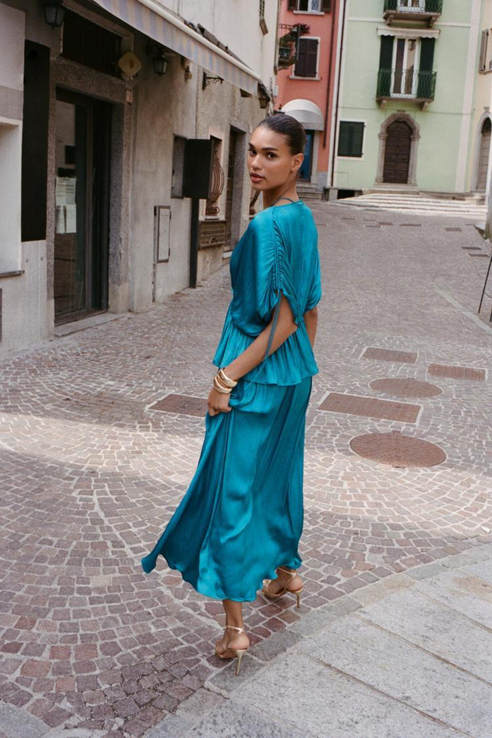 ZARA АТЛАСНАЯ БЛУЗА СО СБОРКАМИ, УТИНО-СИНИЙ