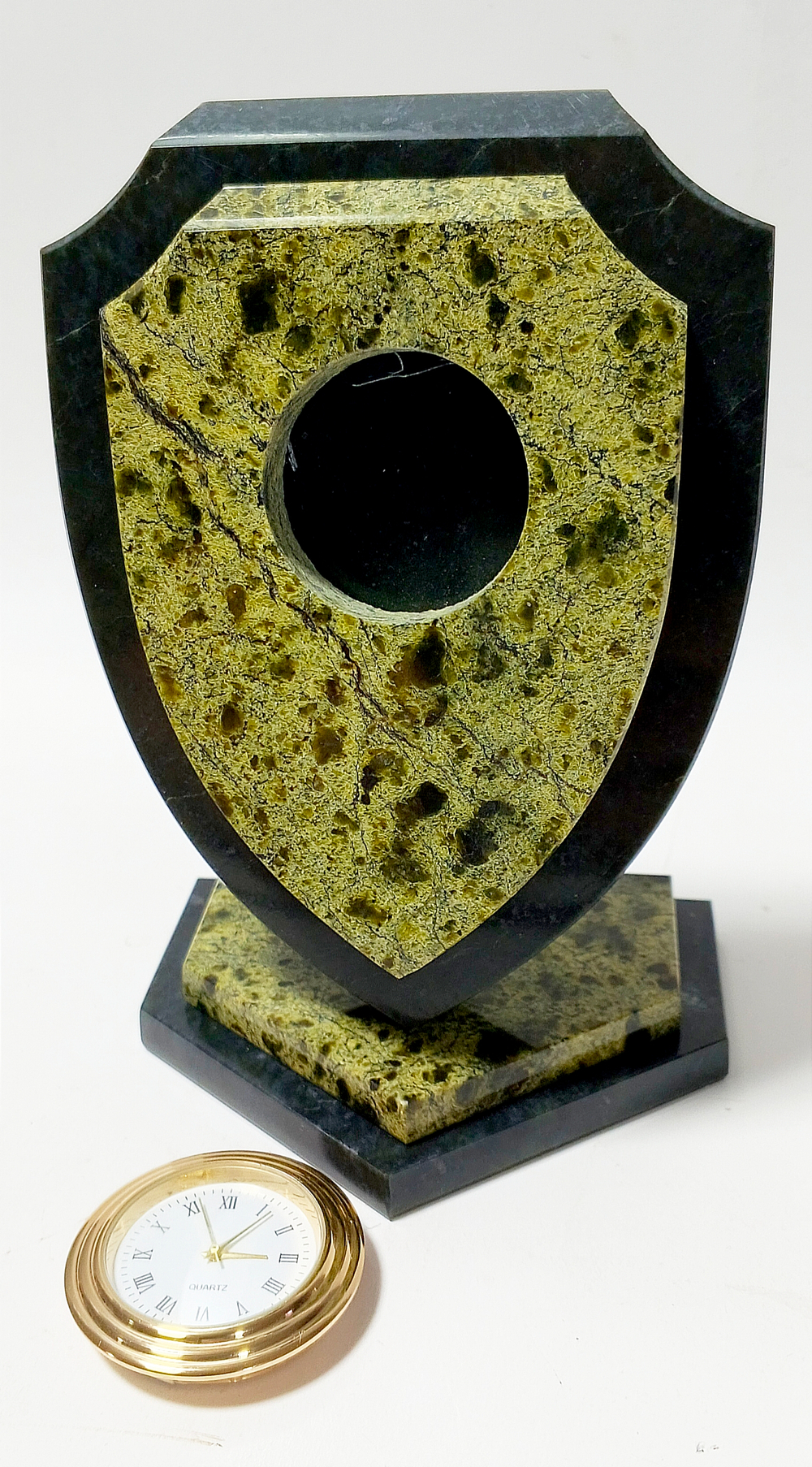Часы " щит" из змеевика 14.5-10-7.5см