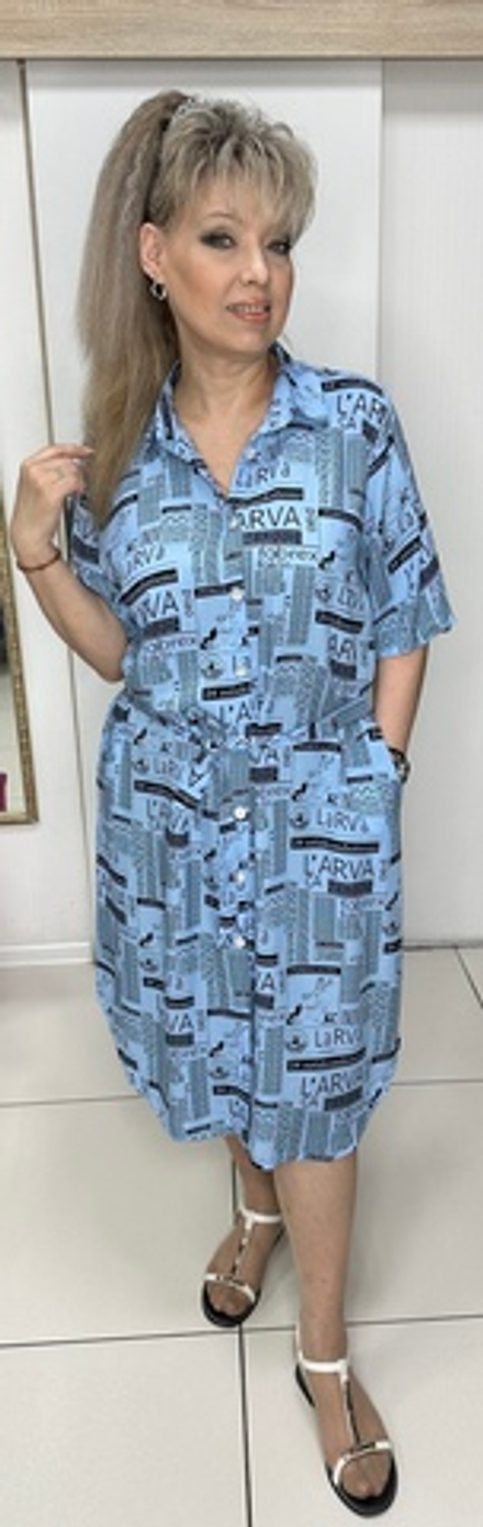 Платье-рубашка с пояском и газетным принтом