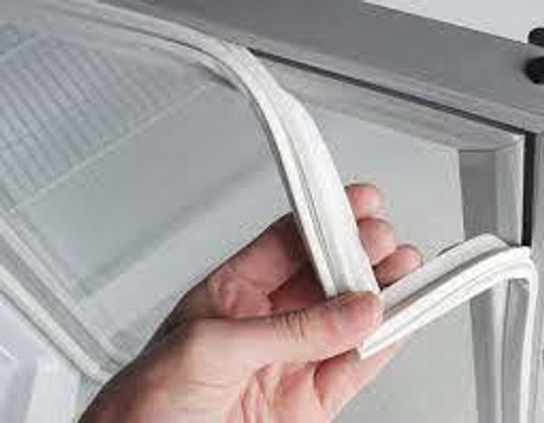 Замена уплотнителя в холодильнике стинол. Уплотнитель двери холодильника. Уплотнительная резинка для холодильника индезит. Резина на дверь холодильника стинол. Как поменять уплотнительную резинку на стинол.