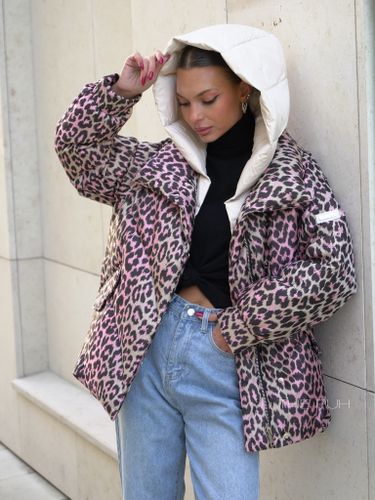 Жаккардовый розовый пуховик с леопардовым принтом