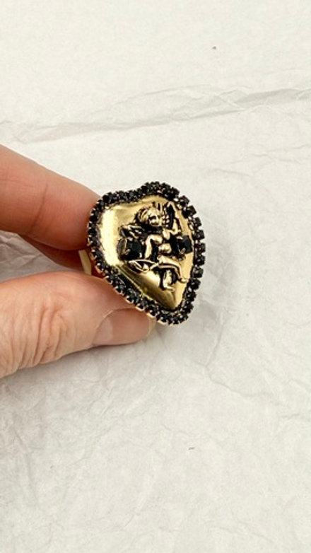 Кольцо сердце с ангелом со стрелой, по краю черные кристаллы, золото антик