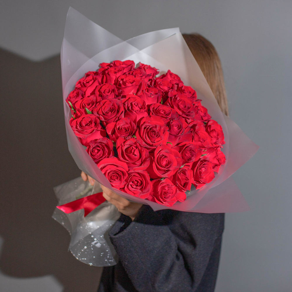 Букет 35 роз Кения 40 см в пленке красные