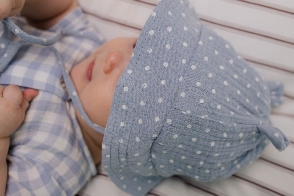 Панамка из муслина (горошек на голубом)