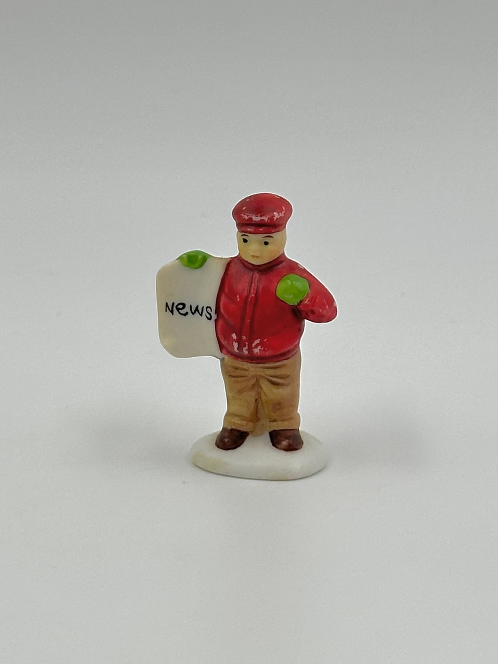 Фигурка Мальчик с газетой Department 56