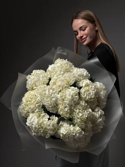 Букет из белых гортензий