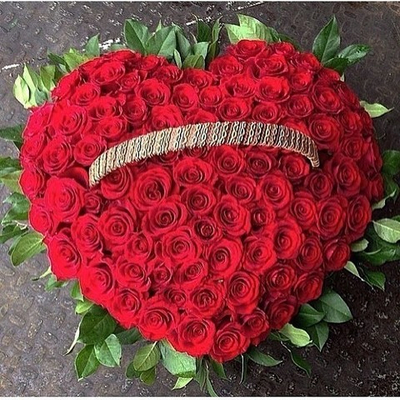 Сердце из 51 красной розы