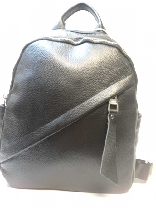 Черный кожаный рюкзак с диагональной молнией на переднем кармане