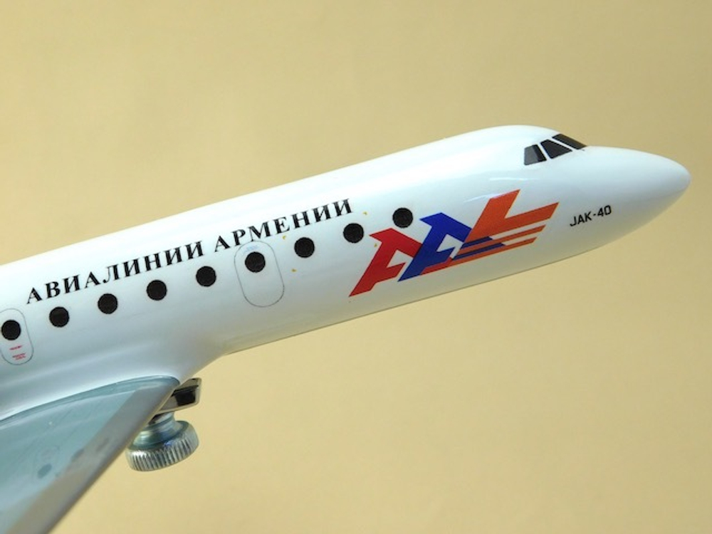 Модель самолета Як-40 (М1:100, Армения)
