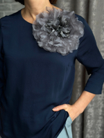 Брошь цветок из серого шелка, 2 застежки: классическая брошная и зажим