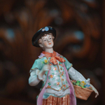 Фарфоровая статуэтка «Кавалер с корзиной цветов»