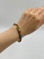 Браслет с разноцветными кабошонами