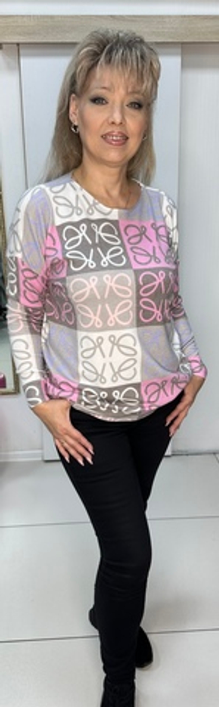 Нарядный тонкий джемпер в "вензелях"