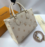 Светло-бежевая сумка Louis Vuitton Onthego PM с узором монограм