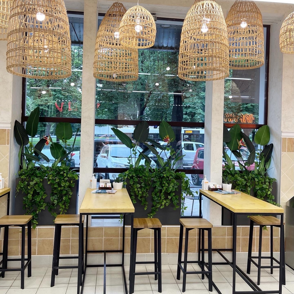 Озеленение искусственными стрелициями и ампельными растениями кафе в супермаркете "Табрис"  г.Краснодар