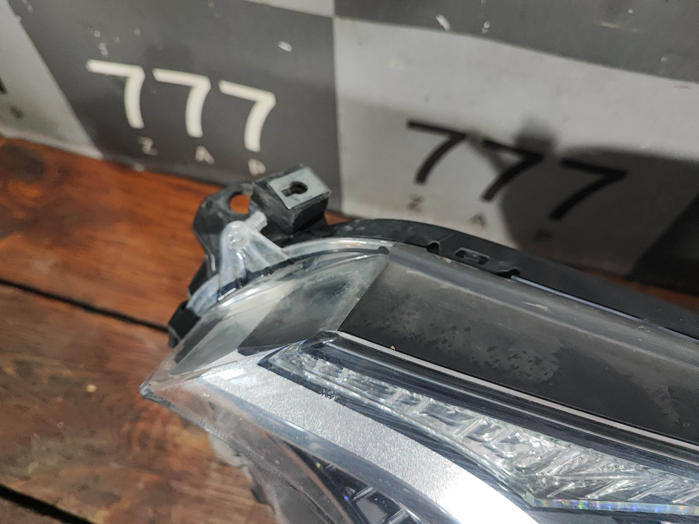 Фара левая галоген Toyota RAV4 IV (XA40) 15-19 Б/У Оригинал 8117042650