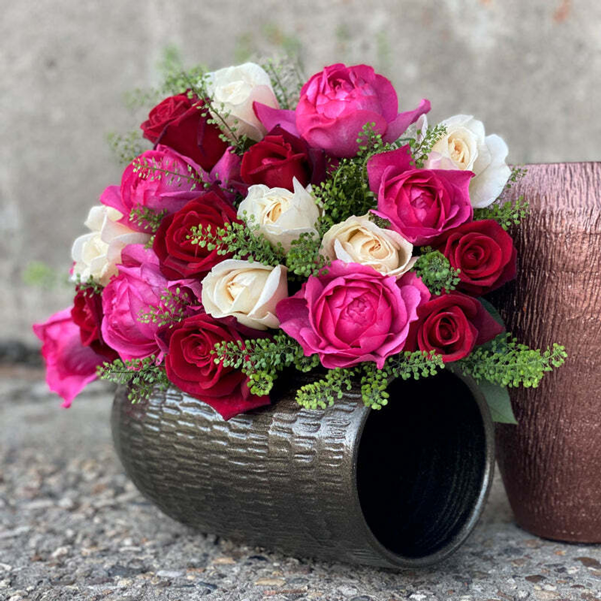 Гранатовый микс — букет ароматных пионовидных роз