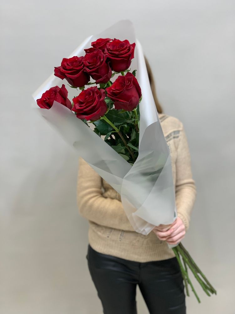 Букет 7 метровых роз красные в пленке