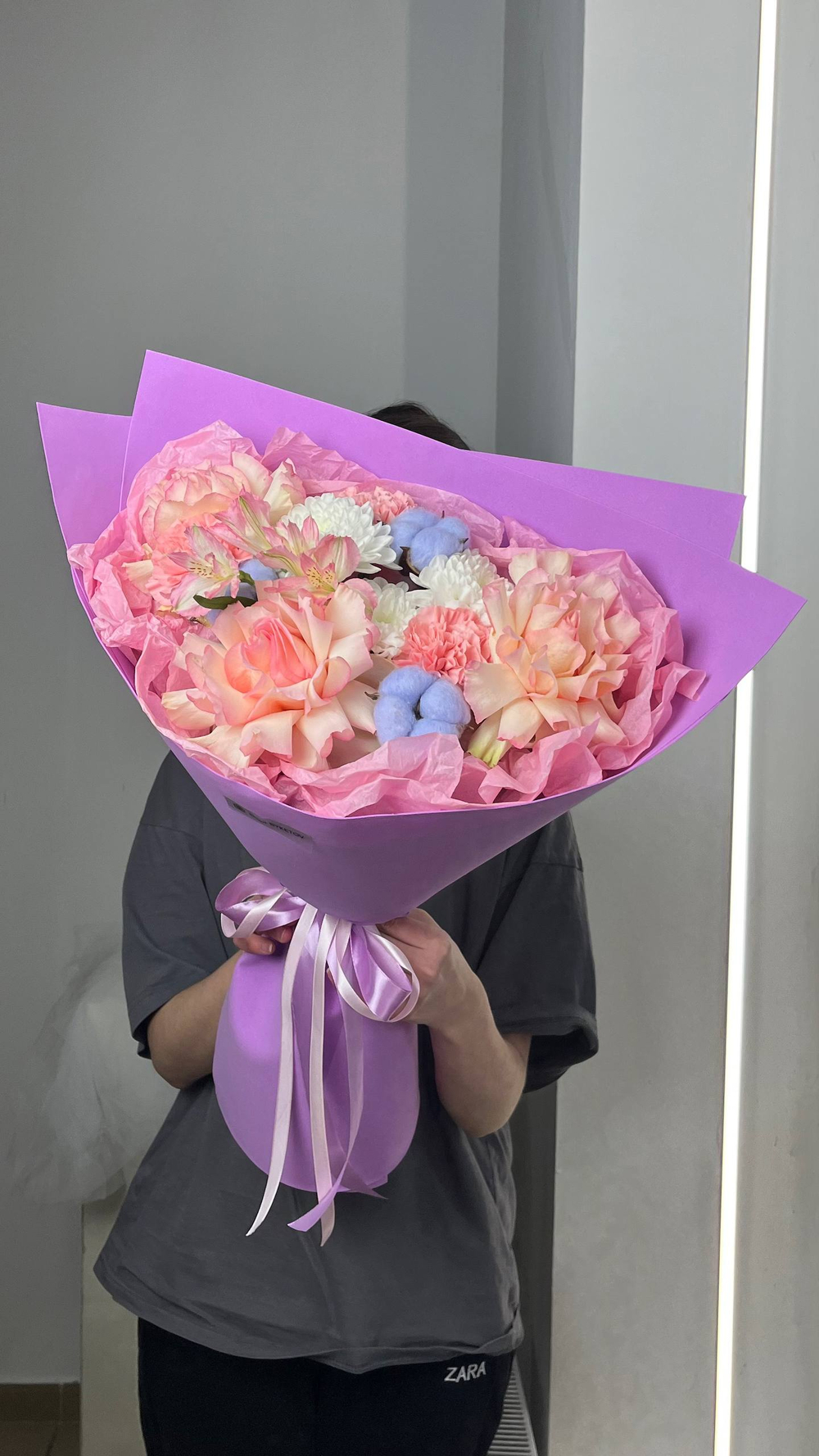 Свежие цветы и премиальный сервис от Дома Букетов. К этому заказу в подарок Вы получите:  - Волшебную подкормку для продления жизни цветов - Инструкцию по уходу за цветами  Каждый наш букет собран и наполнен положительной энергией от наших цветочных фей.