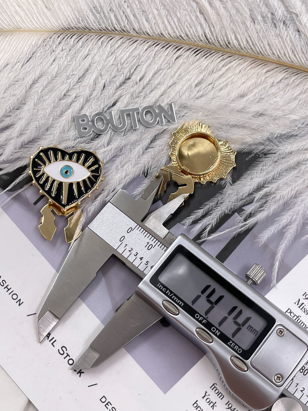 Накладка на пуговицу в форме сердца с глазом золотистая с черной эмалью