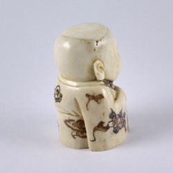 Нэцкэ Улыбающийся мальчик Карако в кимоно