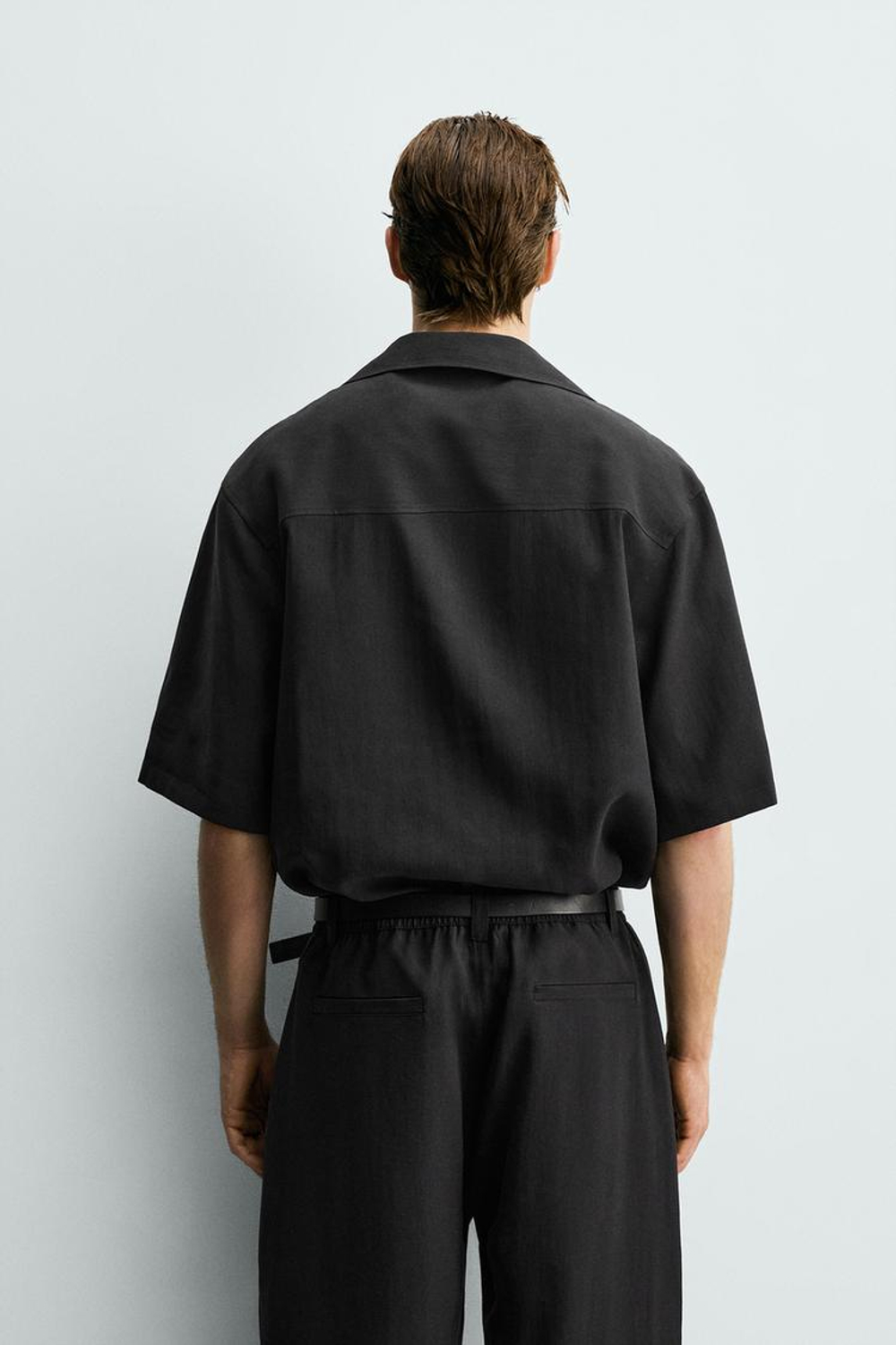 ZARA РУБАШКА RELAXED FIT ИЗ СТРУЯЩЕЙСЯ ТКАНИ, ЧЕРНЫЙ