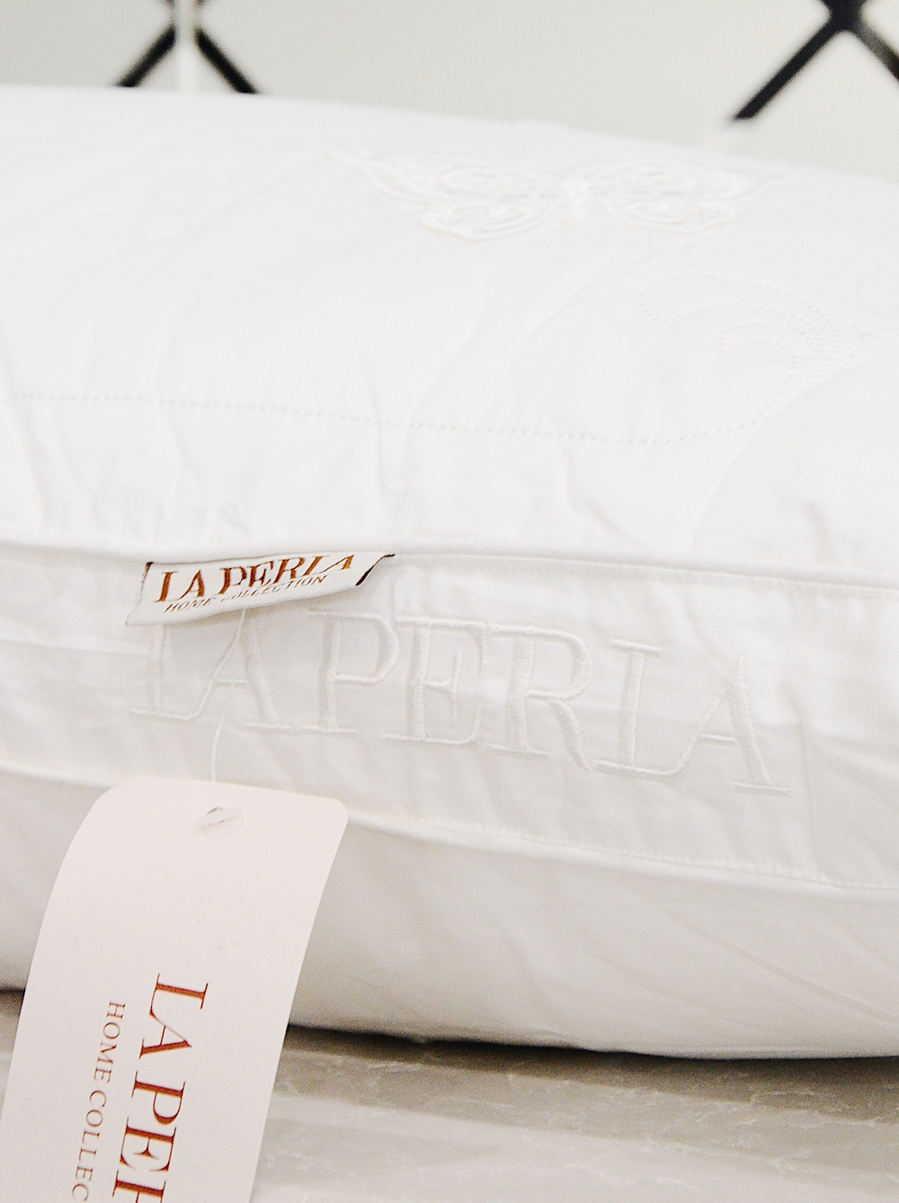 Подушка с декоративными элементами La Perla 50х70