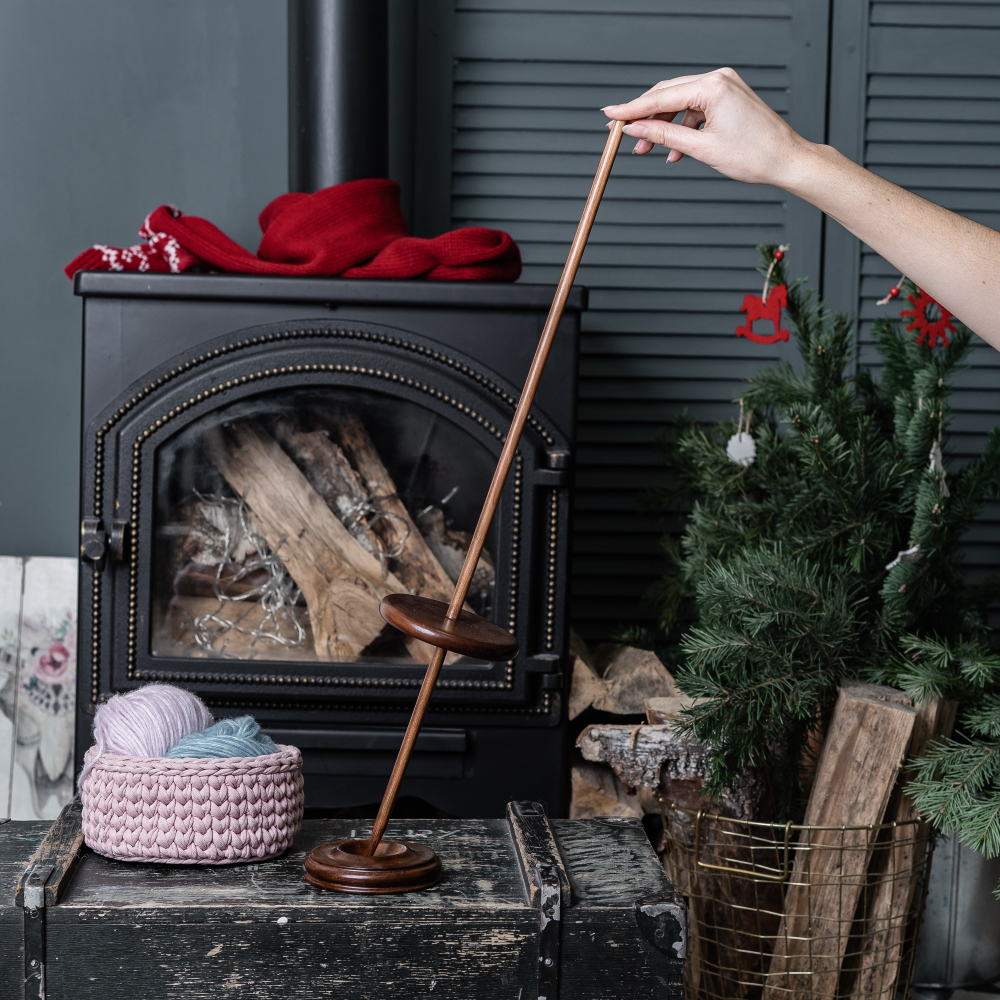 Веретено новахо со специальной базой из дерева сосна и с основанием. Art of Siberia. B62