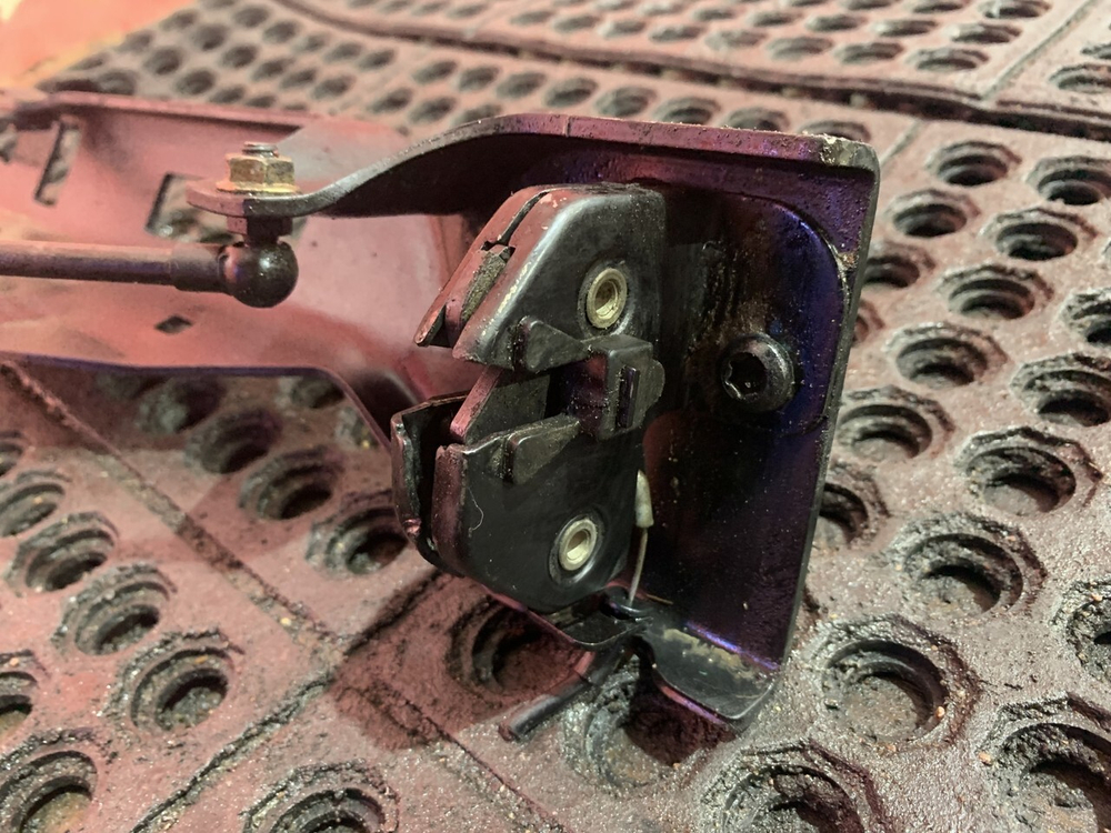 Петля капота левая 2024г