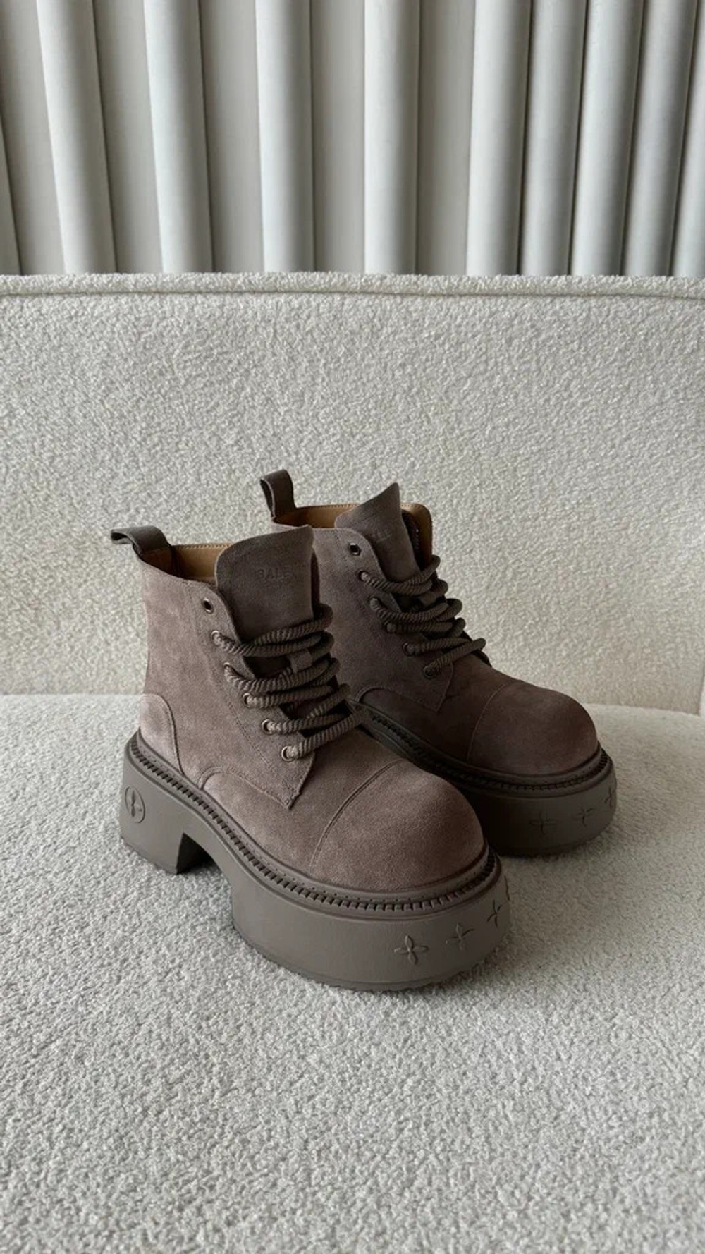 Бежевые зимние ботинки из натуральной замши