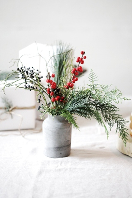 Бетонная бутылочка с зимними веточками и ягодами