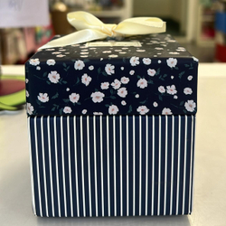 Коробка в цветок 15*15*15 см.