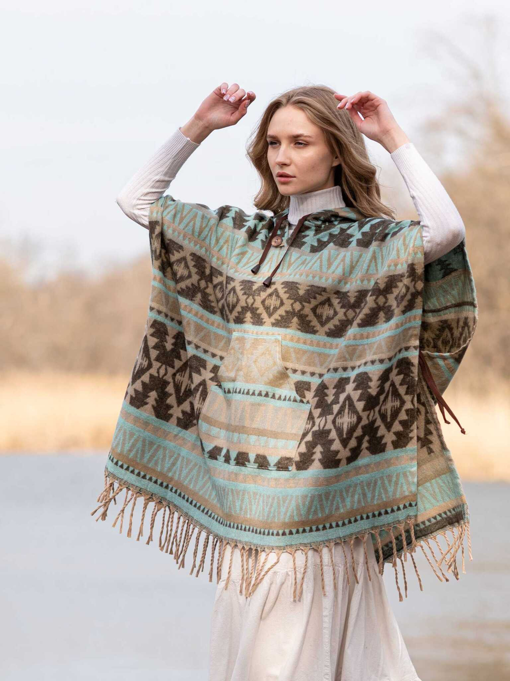 Пончо шерстяное с орнаментом