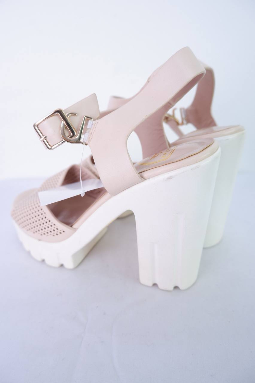 Босоножки на массивном каблуке и платформе 36 размер