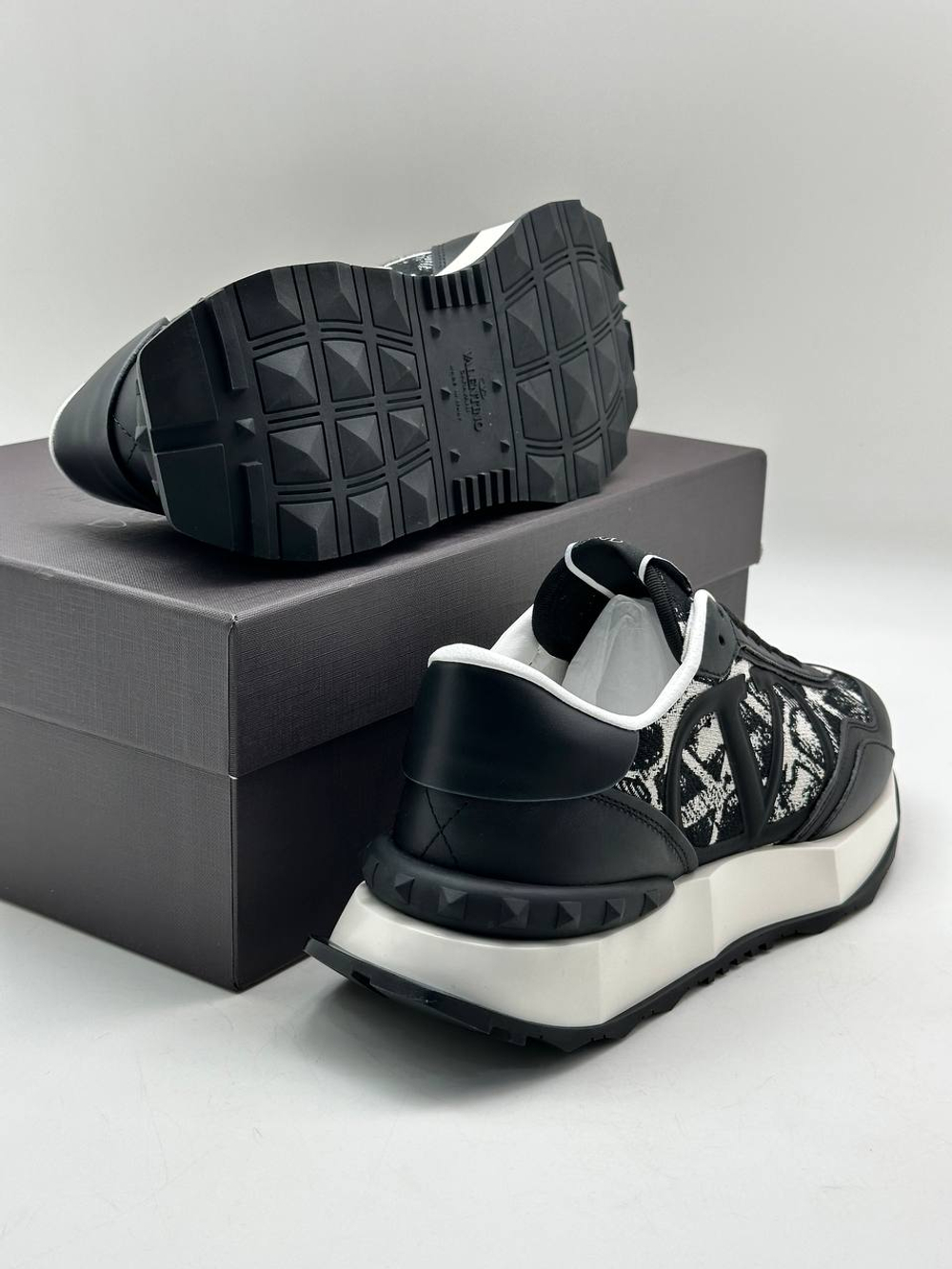 Кроссовки Valentino