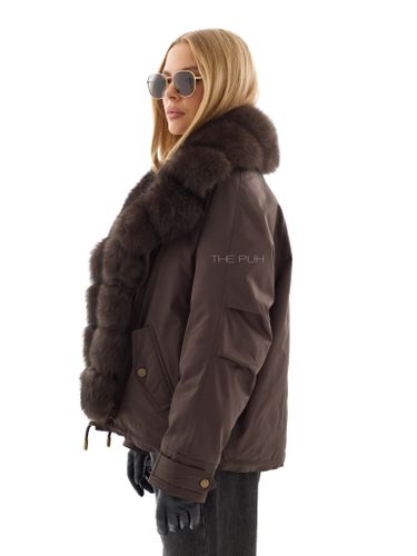 Короткая пуховая парка шоколадного цвета