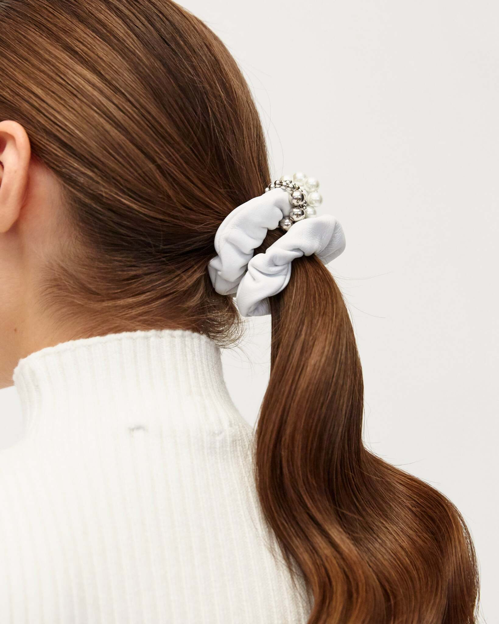 Резинка из кожи с декором из жемчуга и серебристых элементов