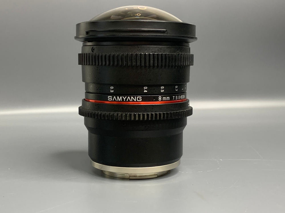Samyang 8mm 3.8 CS II Sony E передней линзе имеется значительное количество царапин.